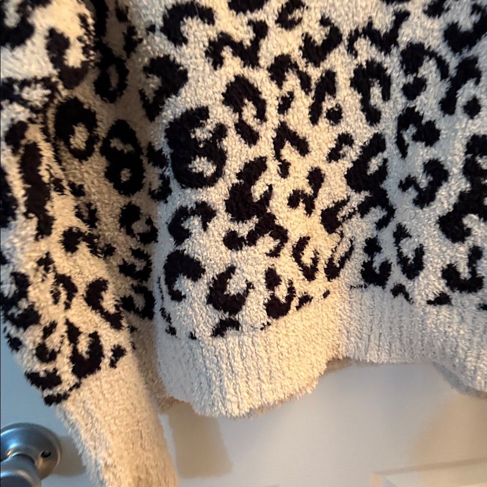 UGG Black and Cream Patterned Sweater - Picture 5 of 8